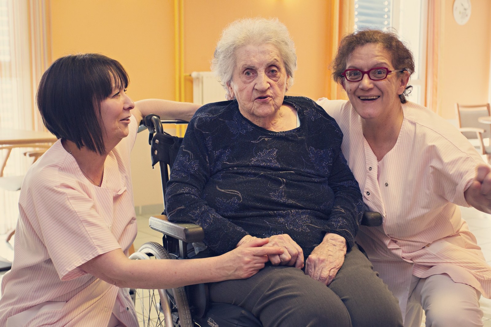 Résidente accompagnée à l’intérieur de l’établissement